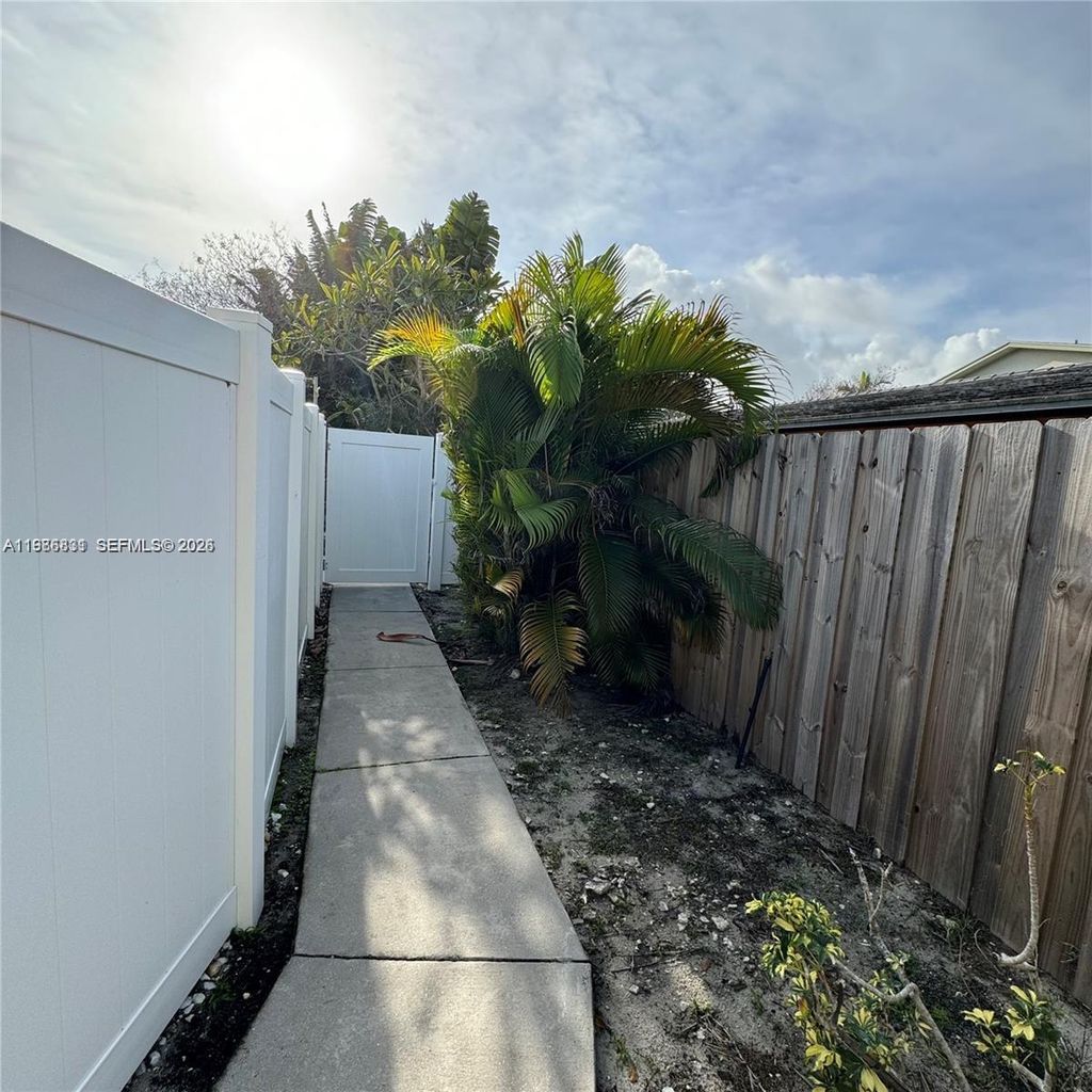 Photo of 590 NE 20th St #2, Wilton Manors, FL 33305 (MLS # A11986831)
