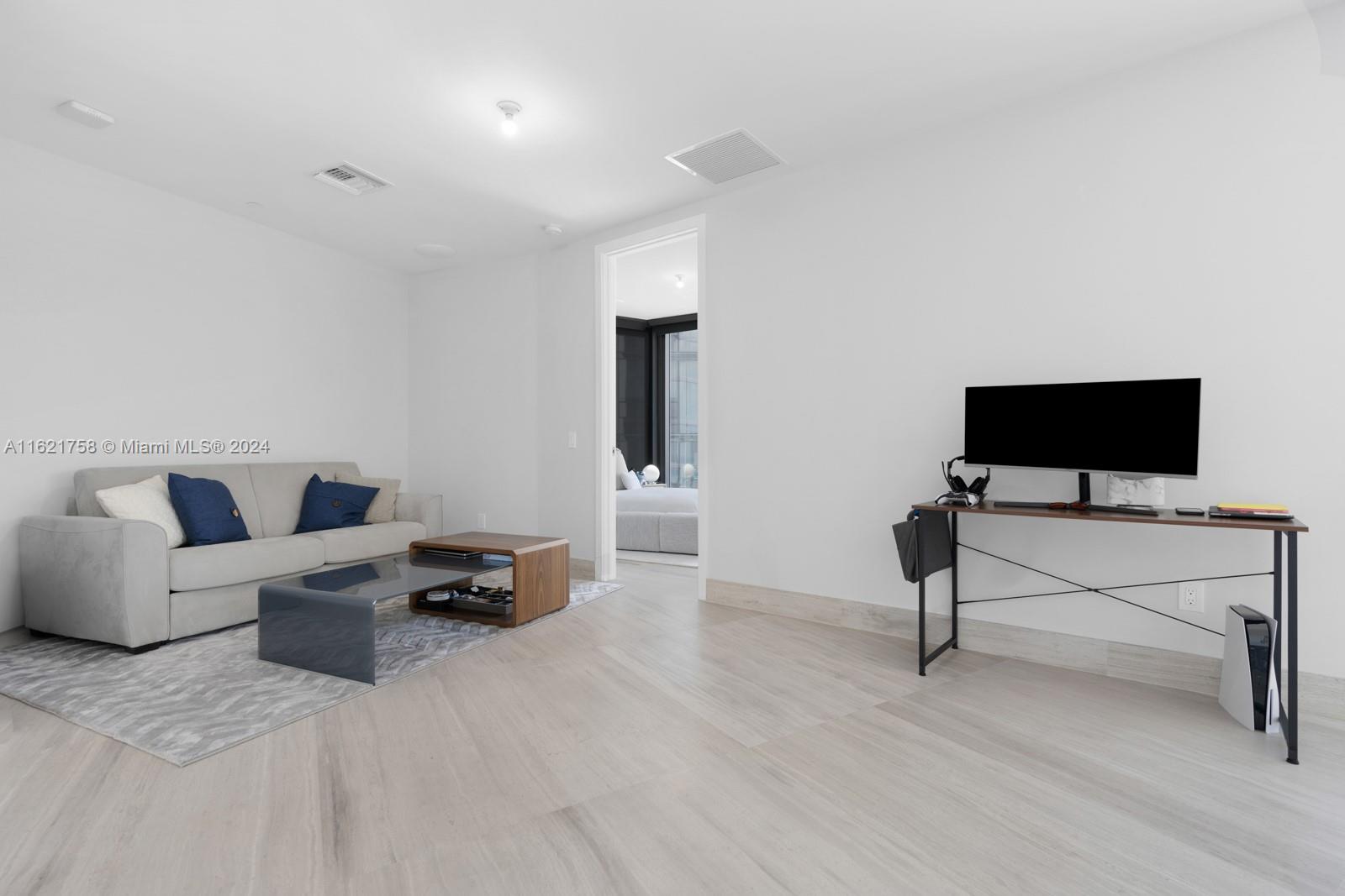 18555 COLLINS AVENUE COND - Residential