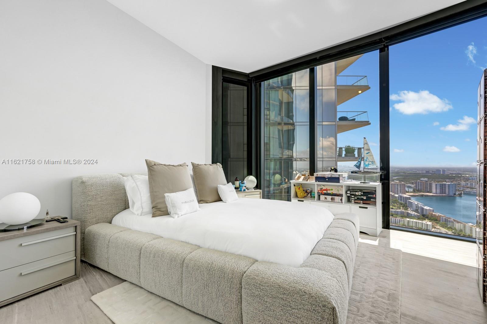 18555 COLLINS AVENUE COND - Residential