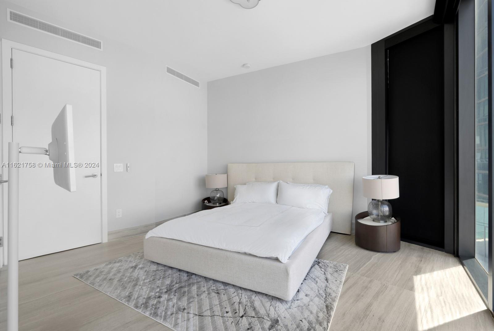 18555 COLLINS AVENUE COND - Residential