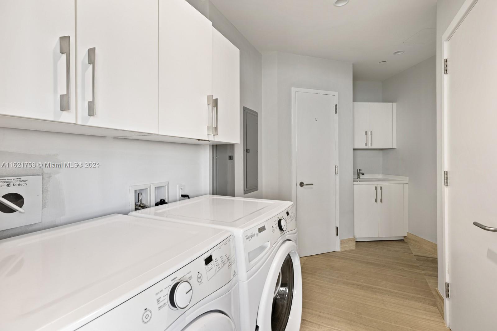 18555 COLLINS AVENUE COND - Residential