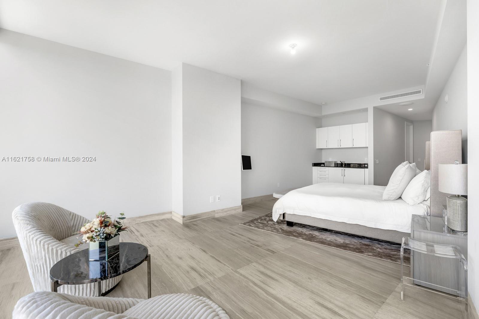 18555 COLLINS AVENUE COND - Residential