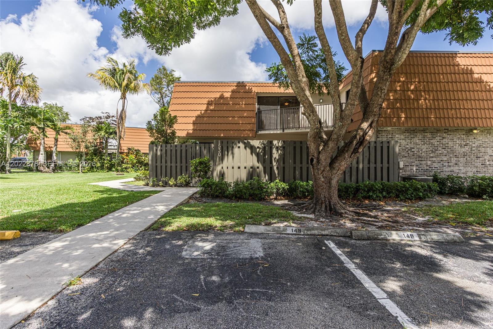 1530 W Harmony Lake Cir, Davie, FL, 33324/$450,000 1 1530 W Harmony Lake Cir