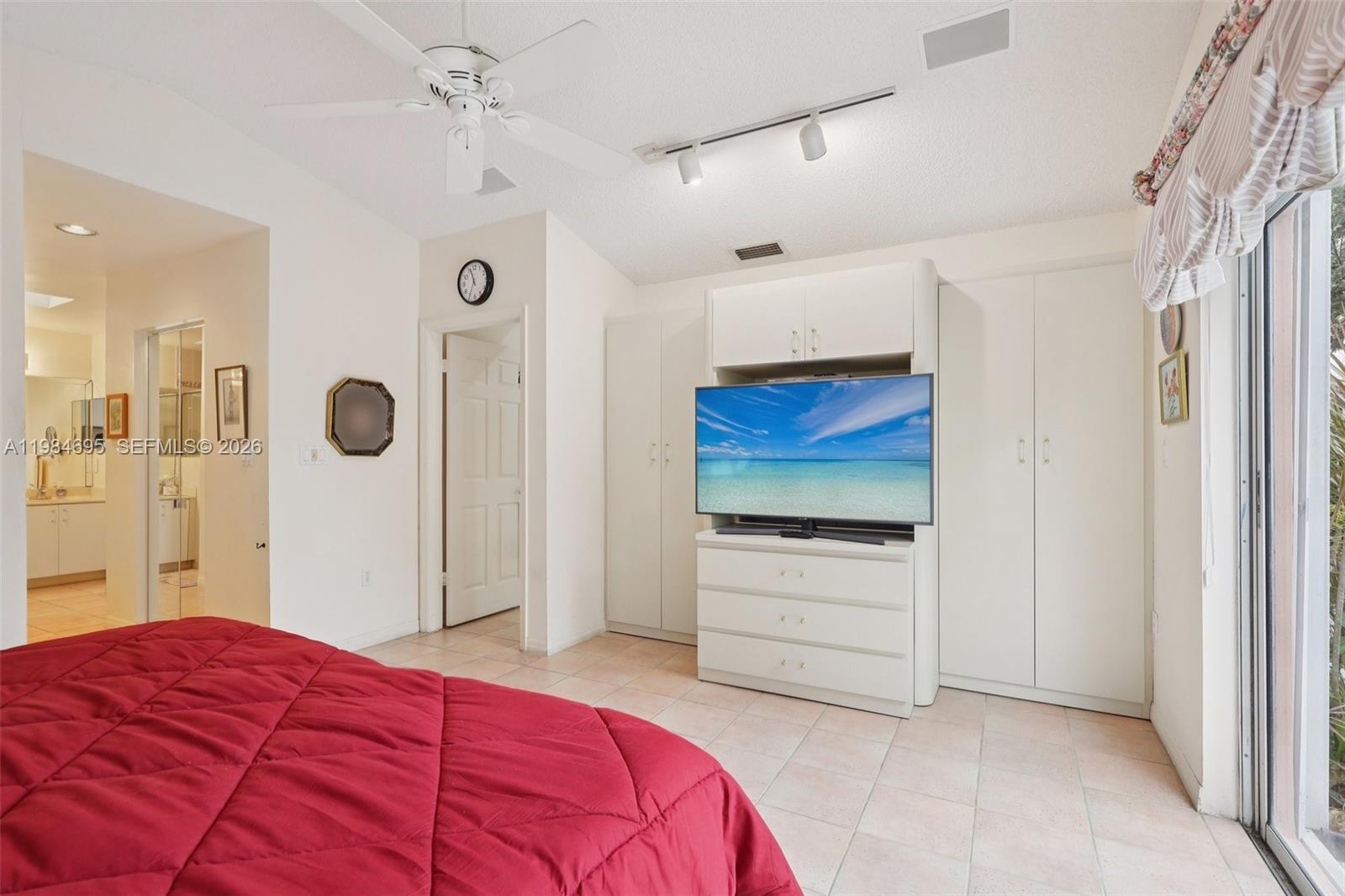 HOLLYWOOD LAKES COUNTRY C - Residential