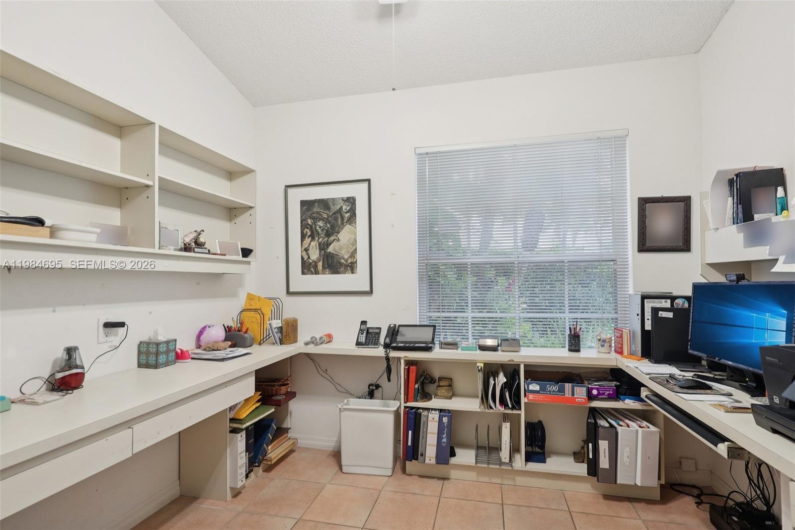 HOLLYWOOD LAKES COUNTRY C - Residential