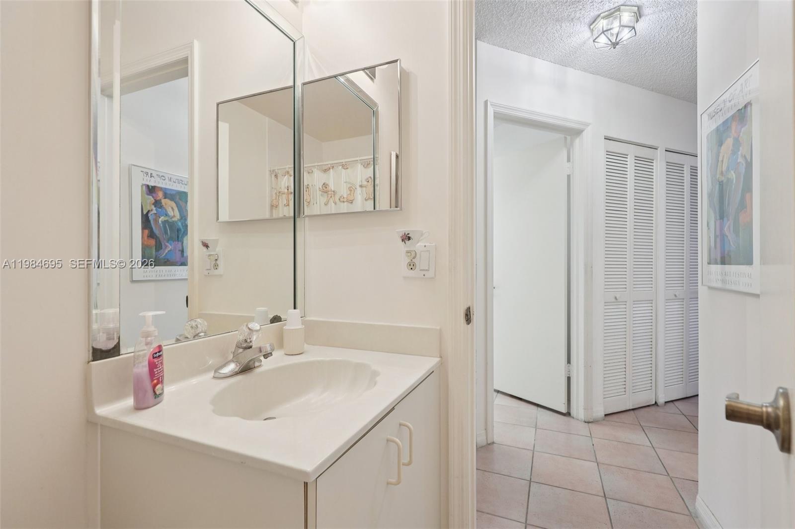 HOLLYWOOD LAKES COUNTRY C - Residential