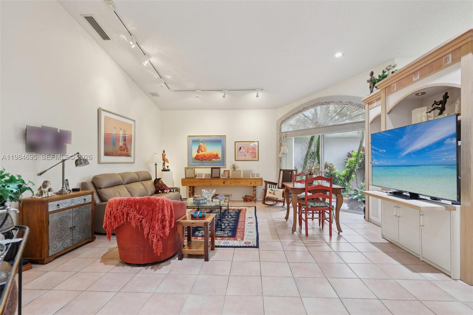 HOLLYWOOD LAKES COUNTRY C - Residential