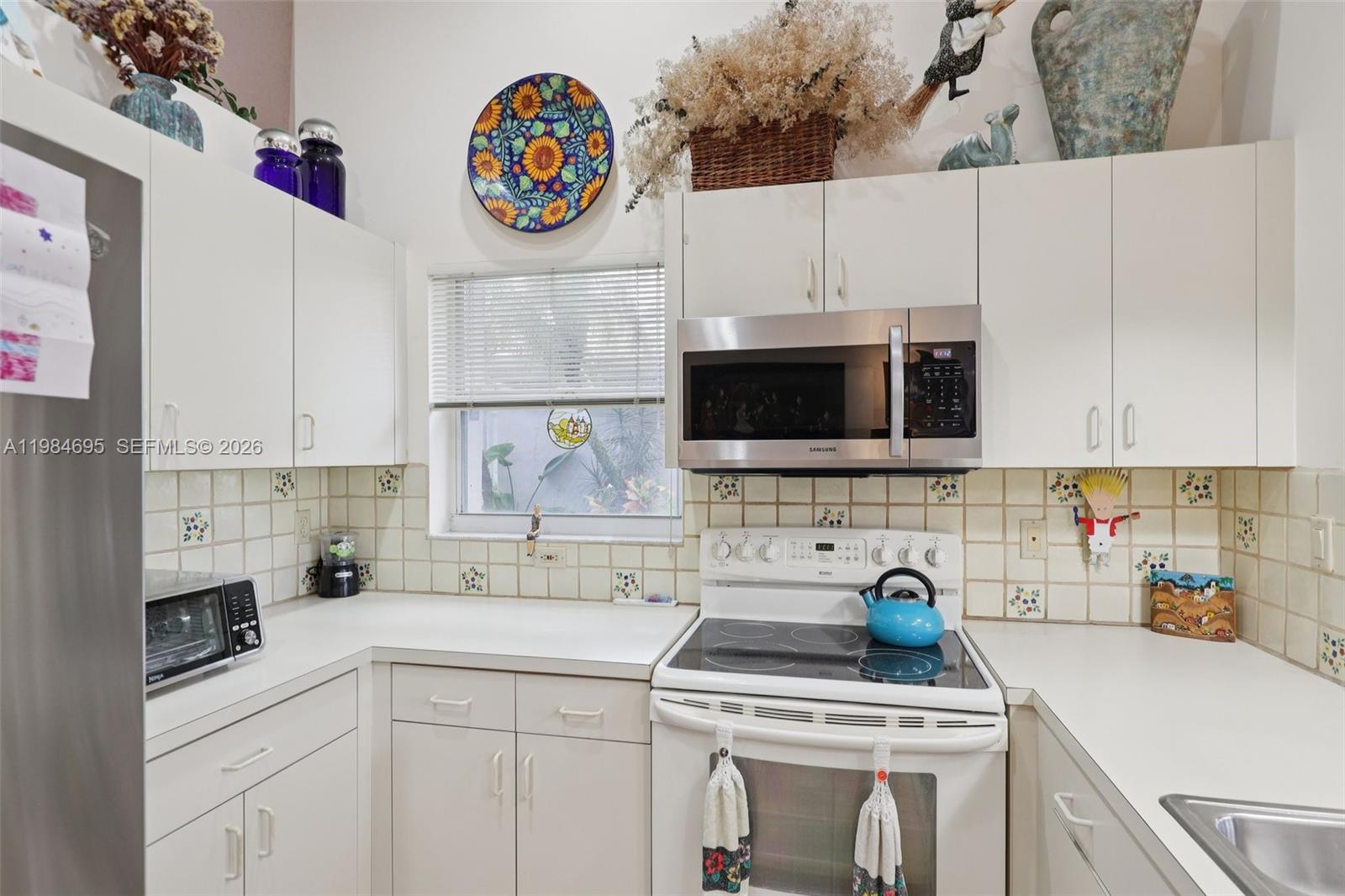 HOLLYWOOD LAKES COUNTRY C - Residential