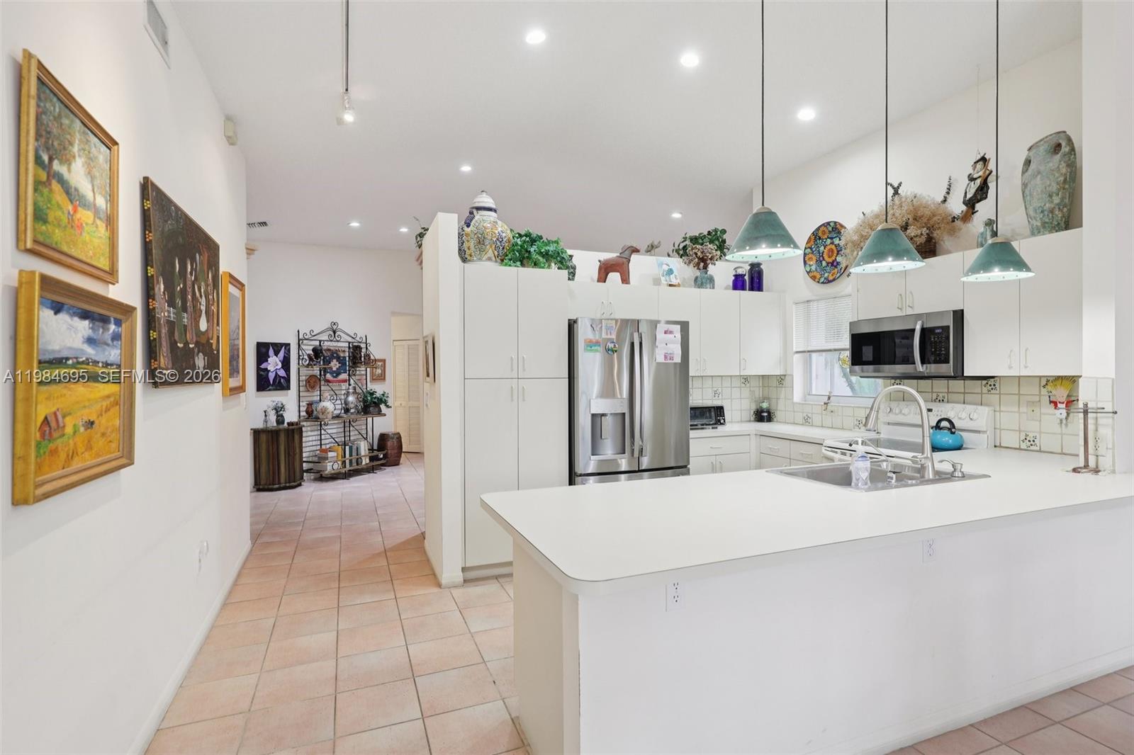 HOLLYWOOD LAKES COUNTRY C - Residential