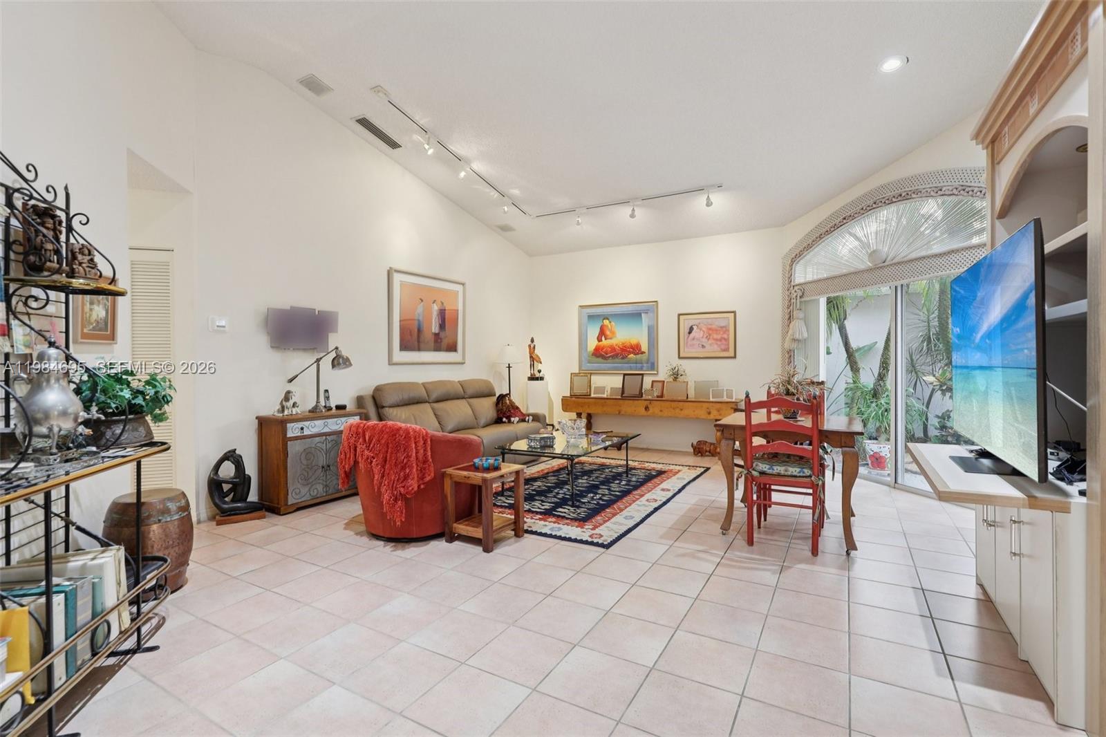 HOLLYWOOD LAKES COUNTRY C - Residential