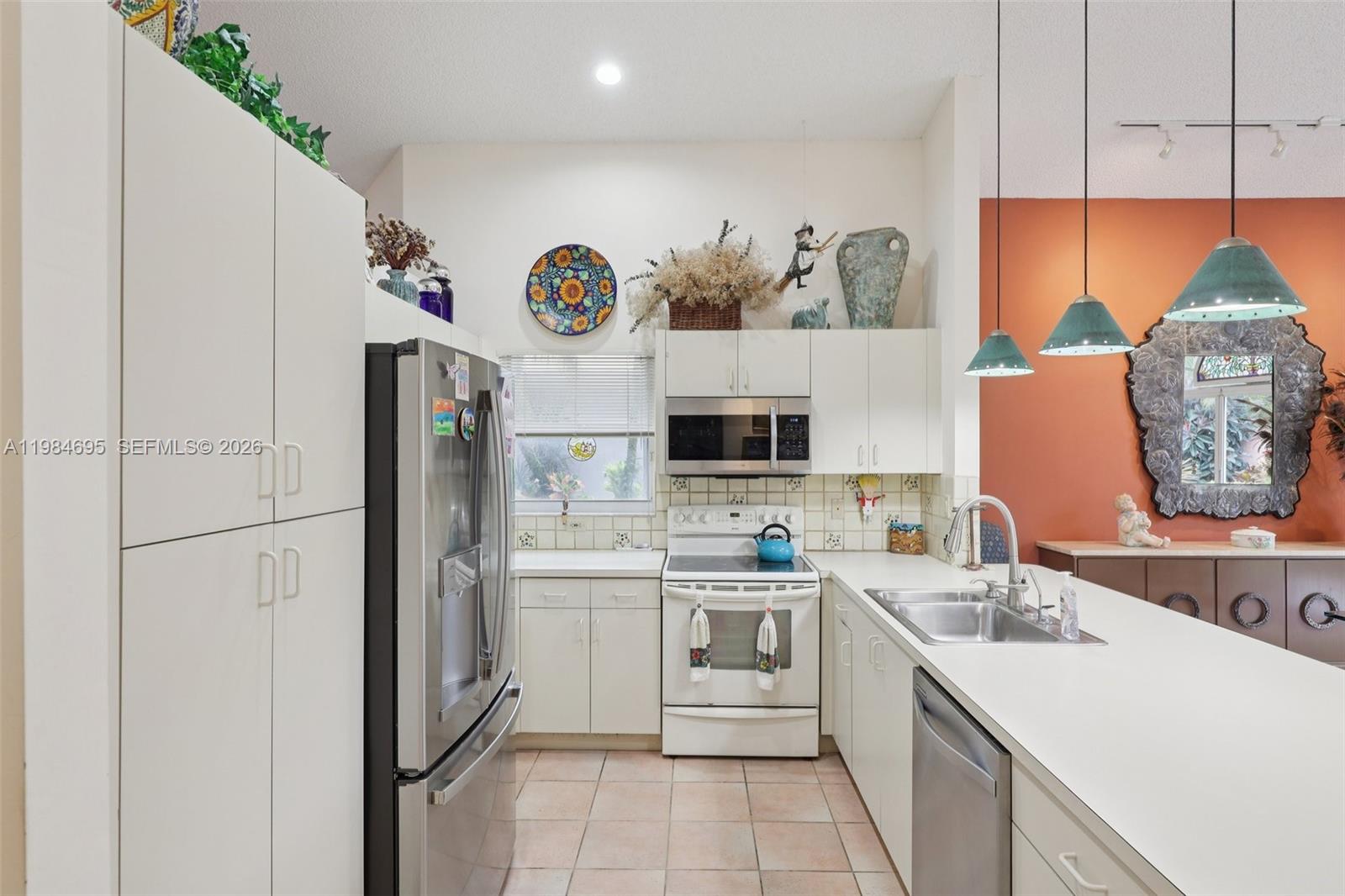 HOLLYWOOD LAKES COUNTRY C - Residential