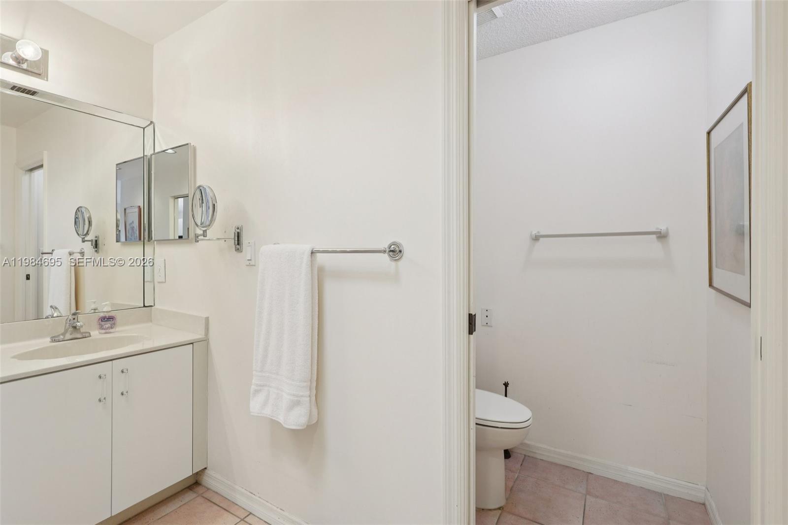 HOLLYWOOD LAKES COUNTRY C - Residential