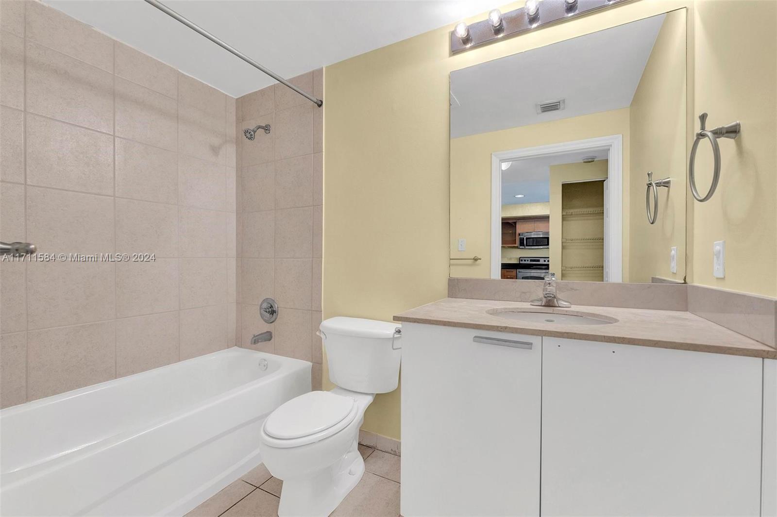 HOLLYWOOD STATION RES CON - Residential
