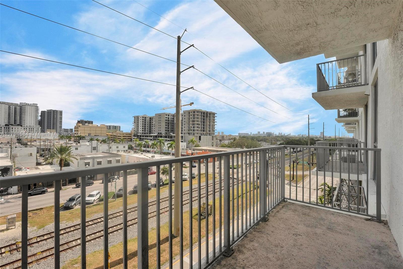 HOLLYWOOD STATION RES CON - Residential