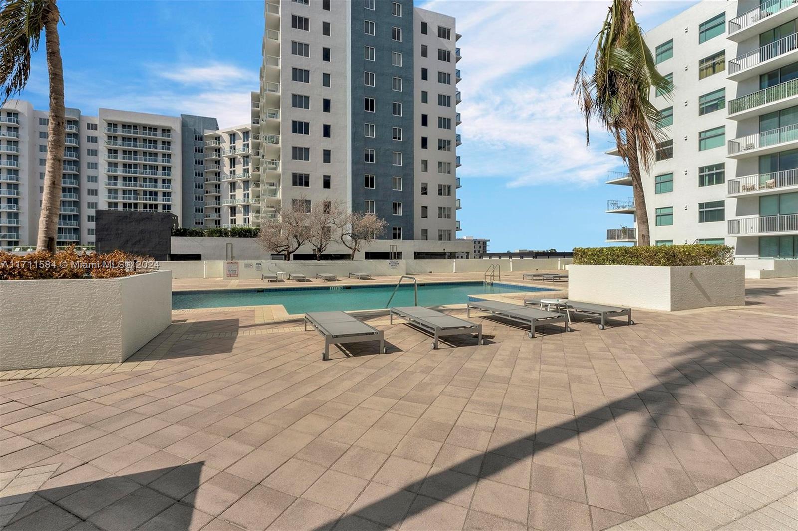 HOLLYWOOD STATION RES CON - Residential