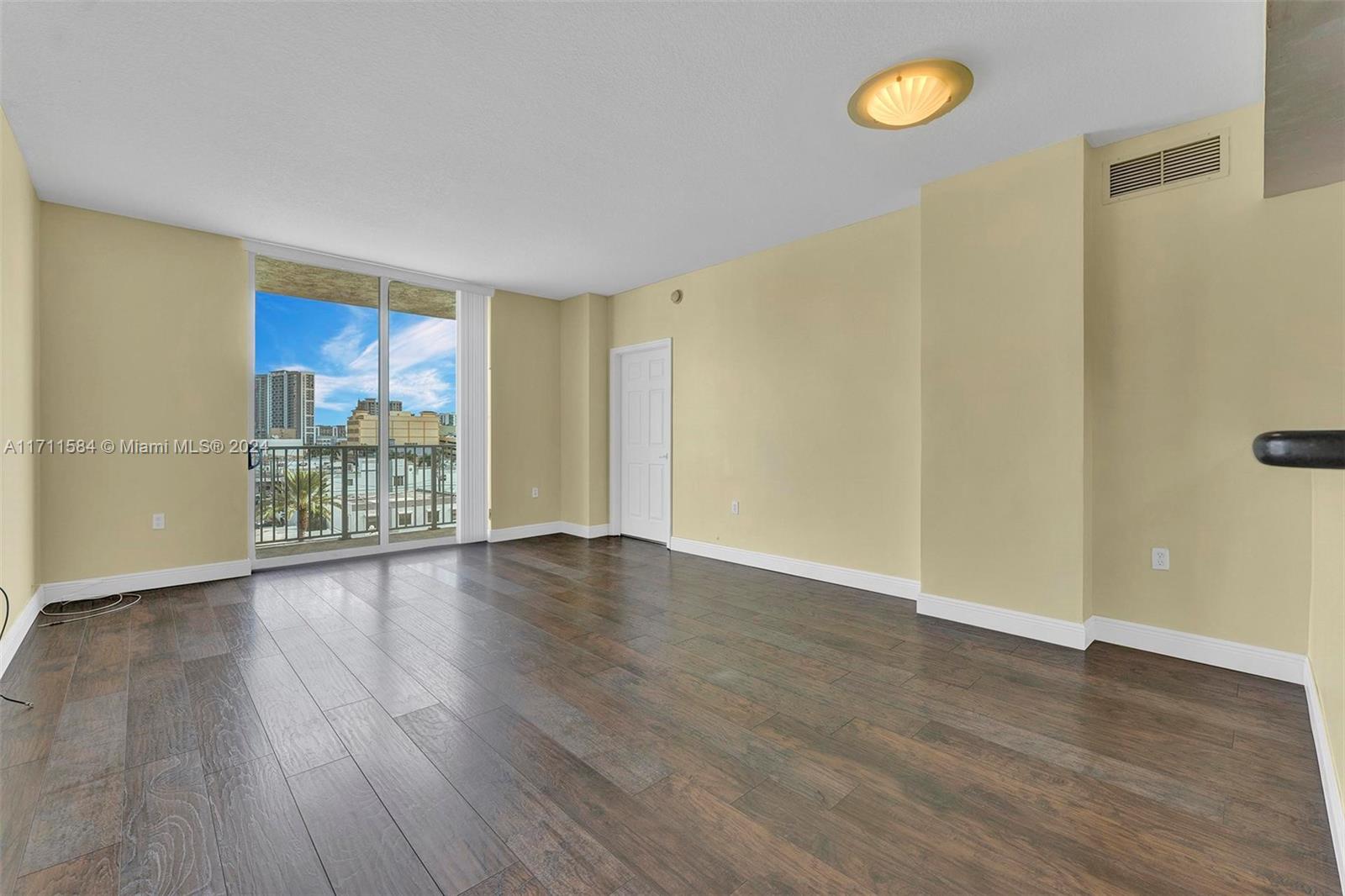HOLLYWOOD STATION RES CON - Residential