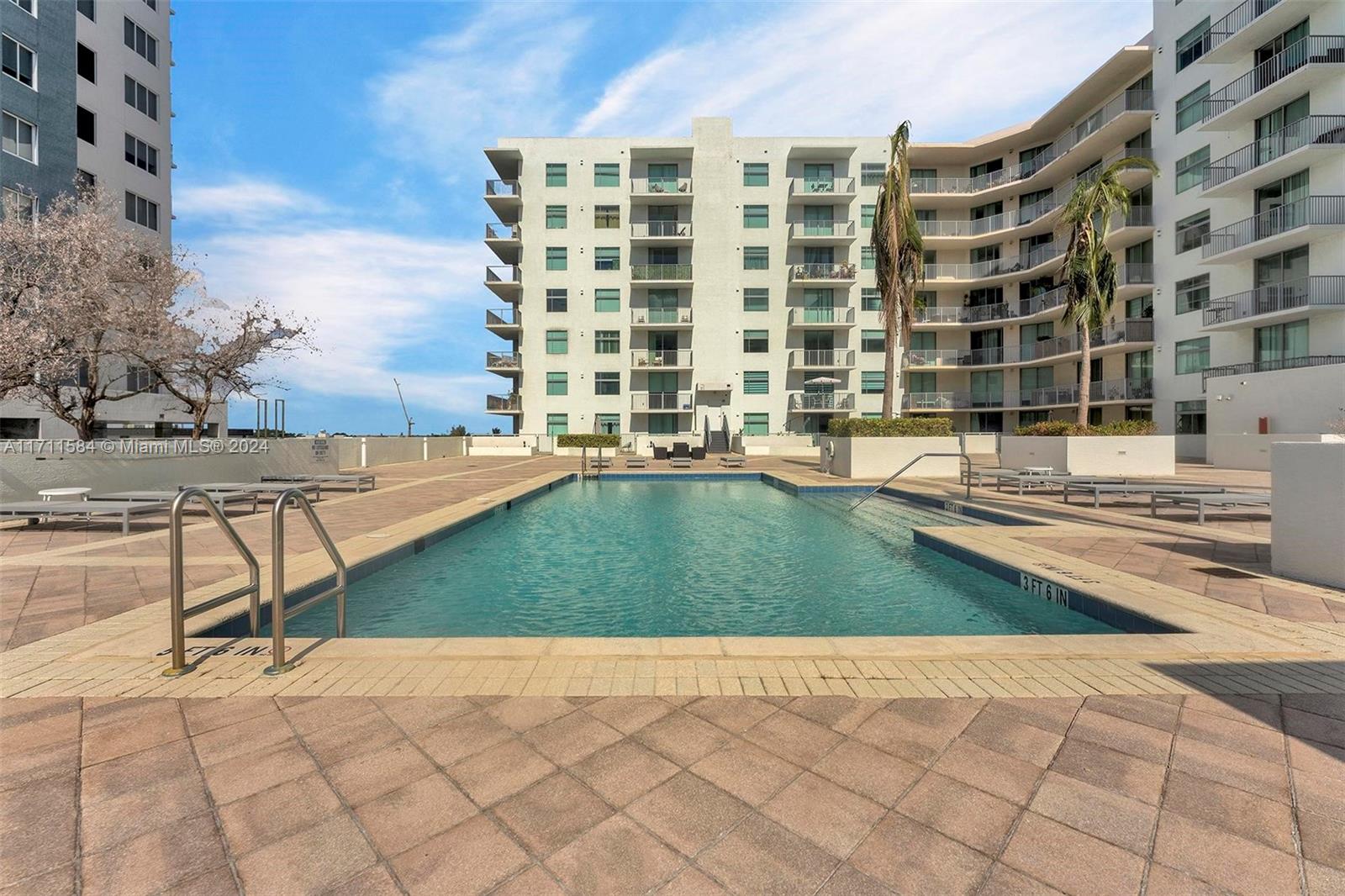 HOLLYWOOD STATION RES CON - Residential