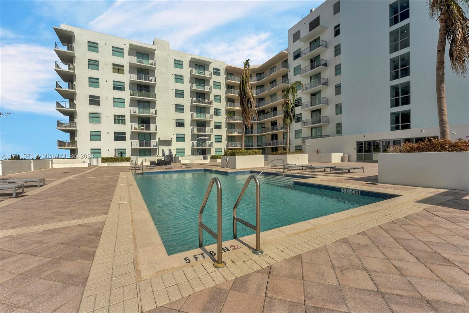 HOLLYWOOD STATION RES CON - Residential