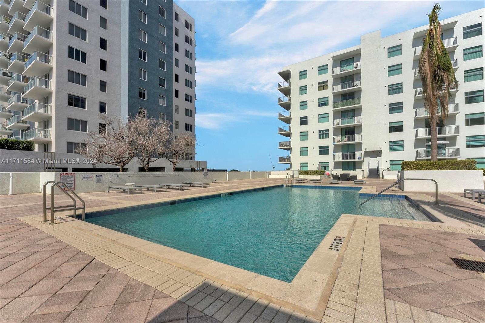 HOLLYWOOD STATION RES CON - Residential