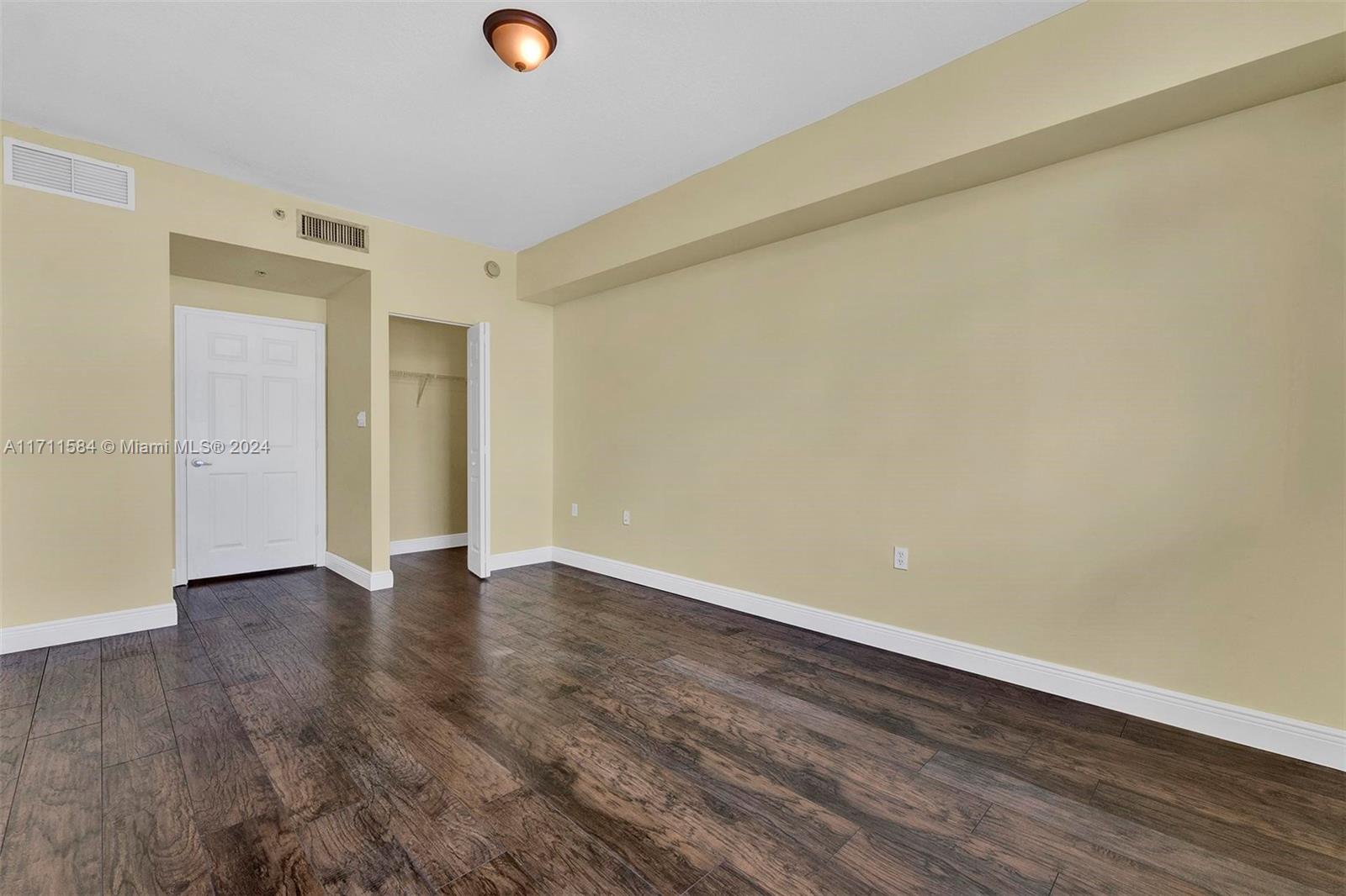 HOLLYWOOD STATION RES CON - Residential