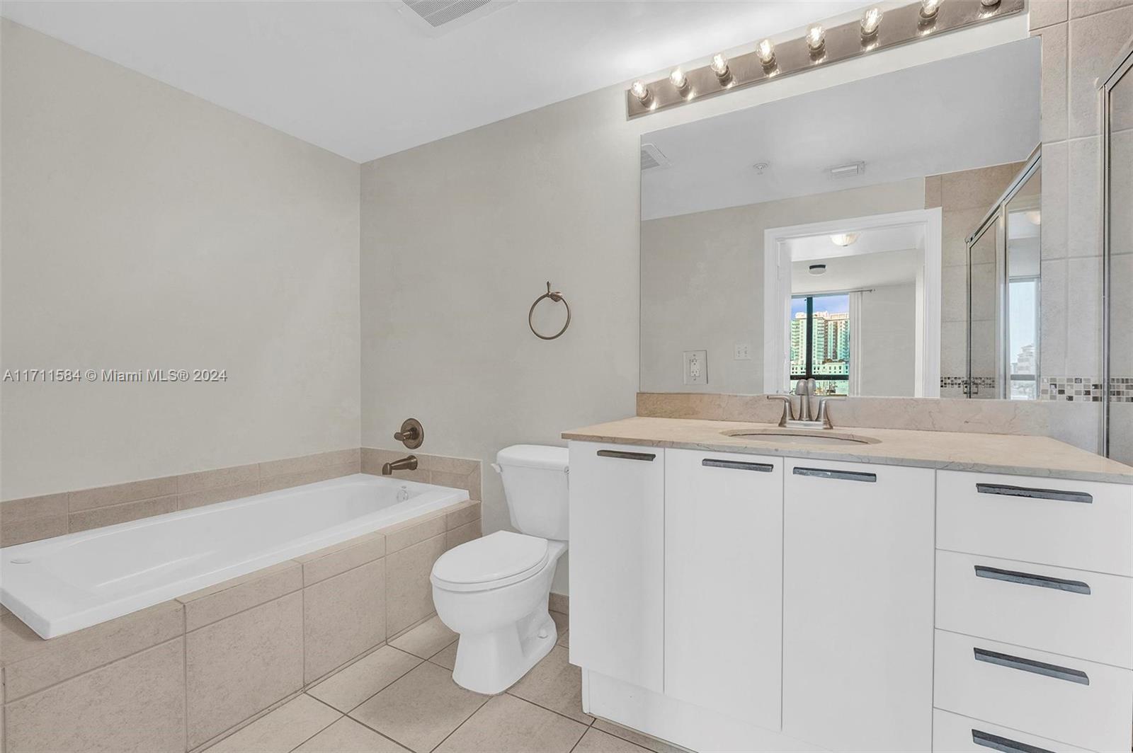 HOLLYWOOD STATION RES CON - Residential