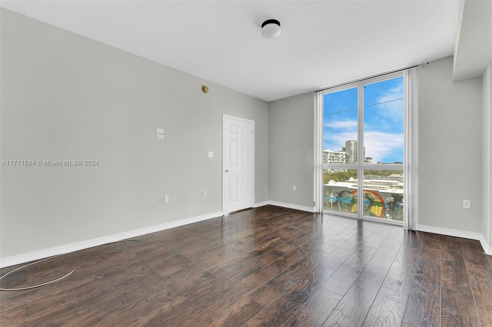 HOLLYWOOD STATION RES CON - Residential