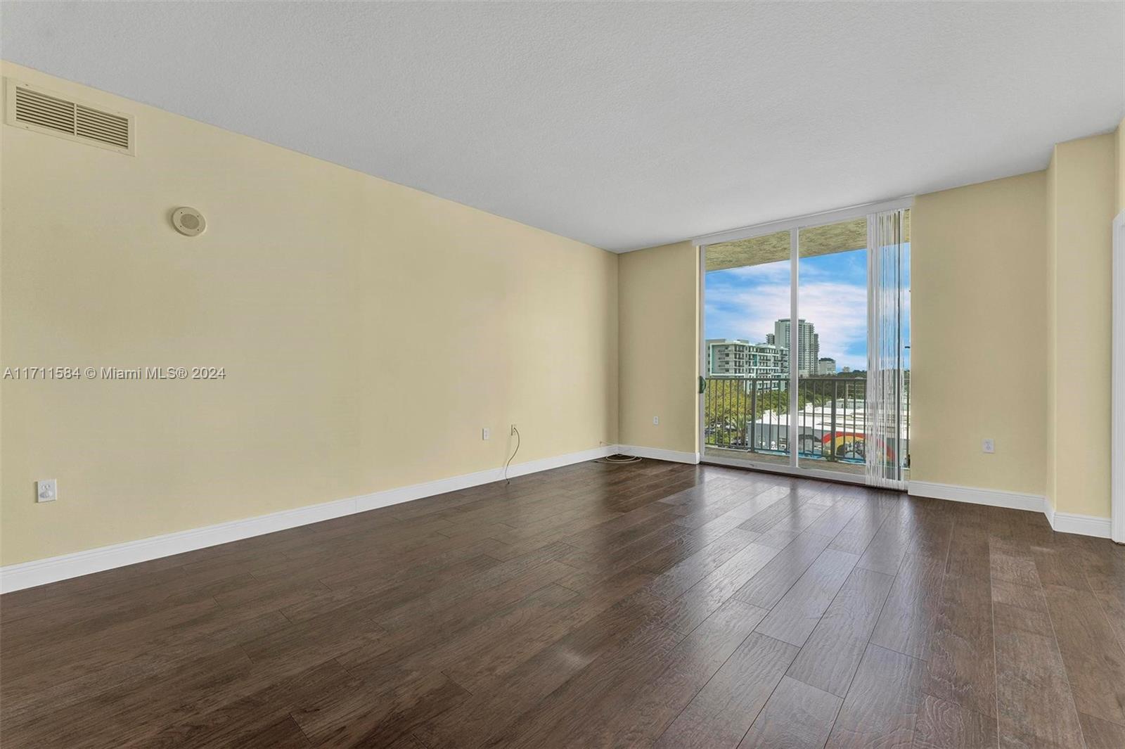 HOLLYWOOD STATION RES CON - Residential
