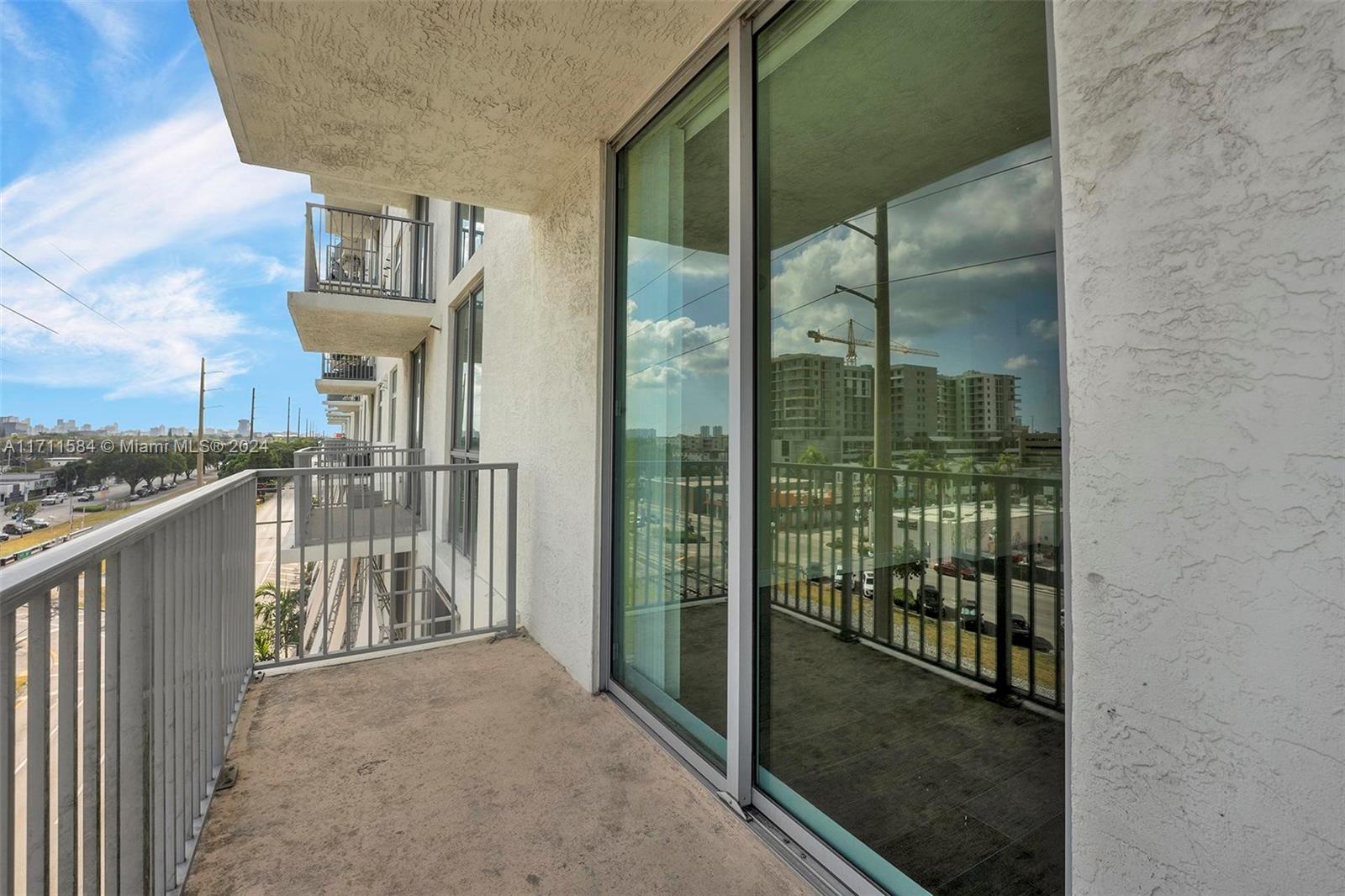 HOLLYWOOD STATION RES CON - Residential