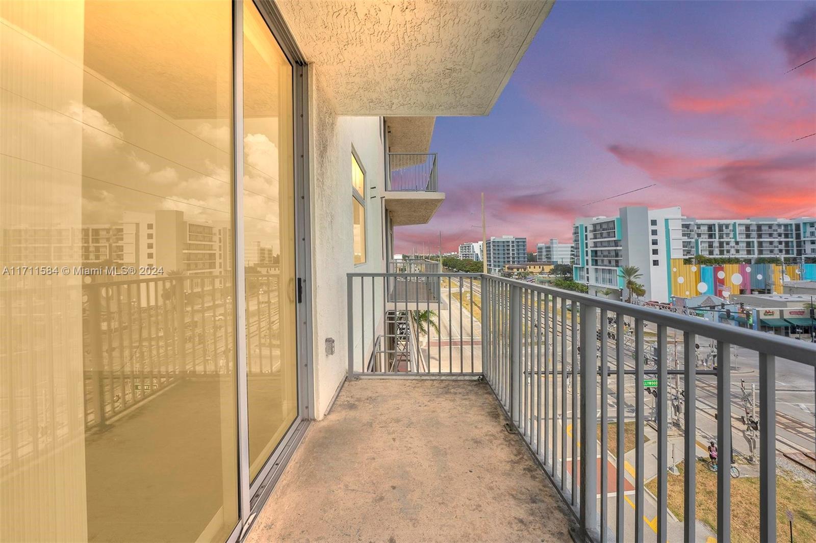 HOLLYWOOD STATION RES CON - Residential