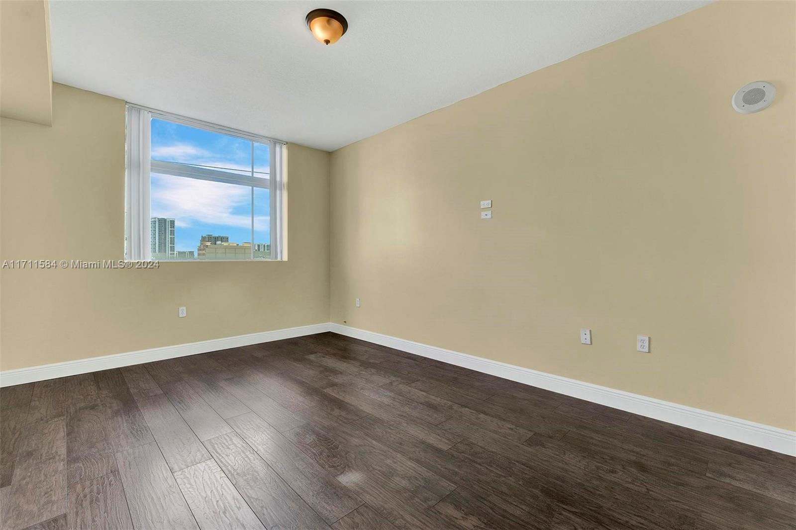 HOLLYWOOD STATION RES CON - Residential
