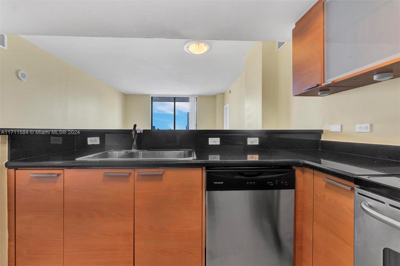HOLLYWOOD STATION RES CON - Residential