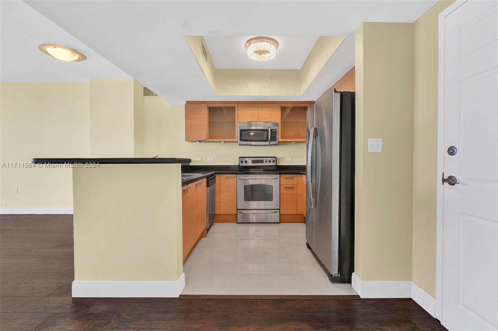 HOLLYWOOD STATION RES CON - Residential