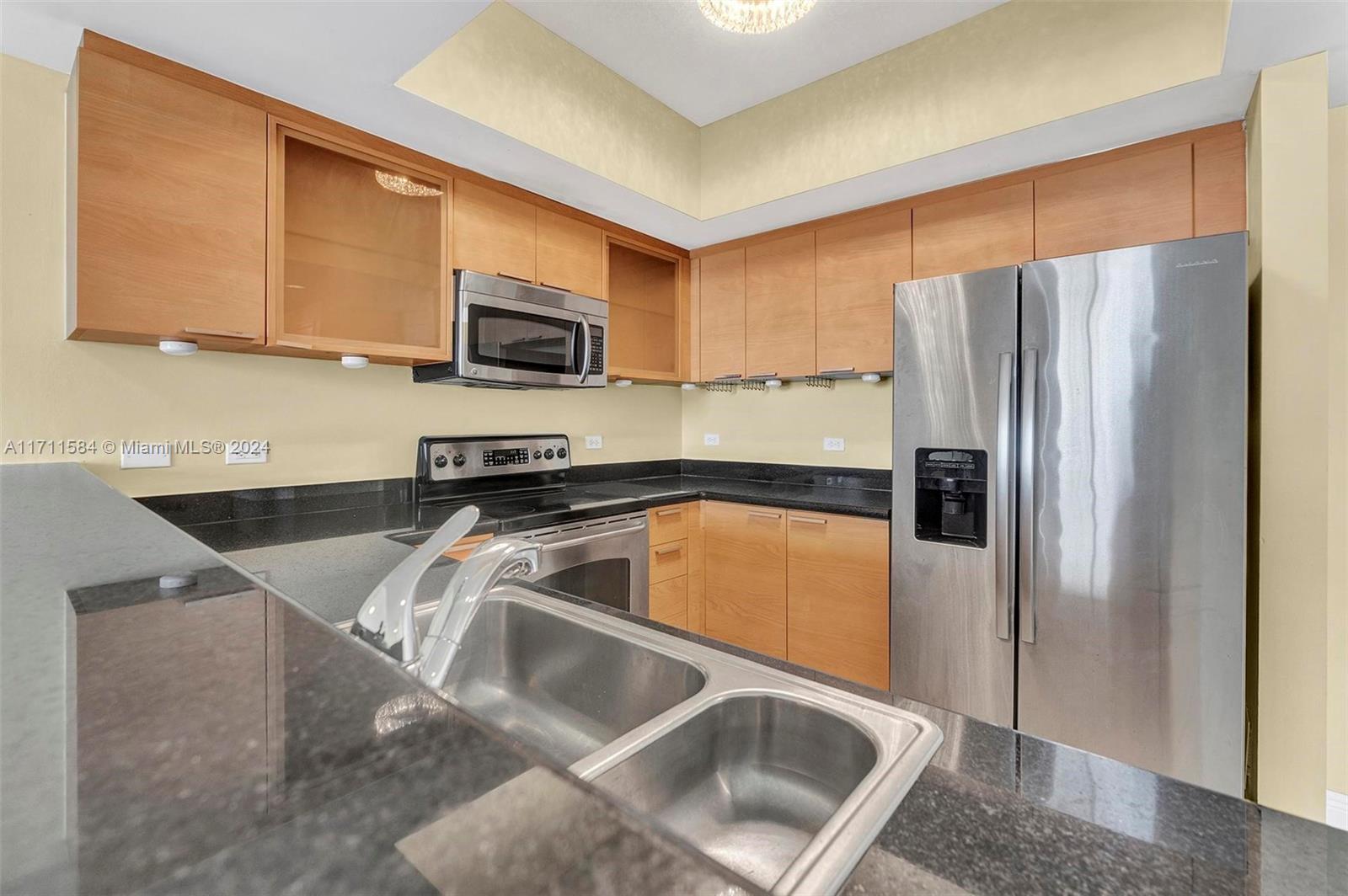 HOLLYWOOD STATION RES CON - Residential