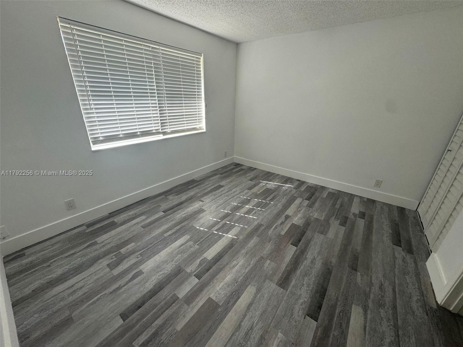 LAKE WOOD - Residential