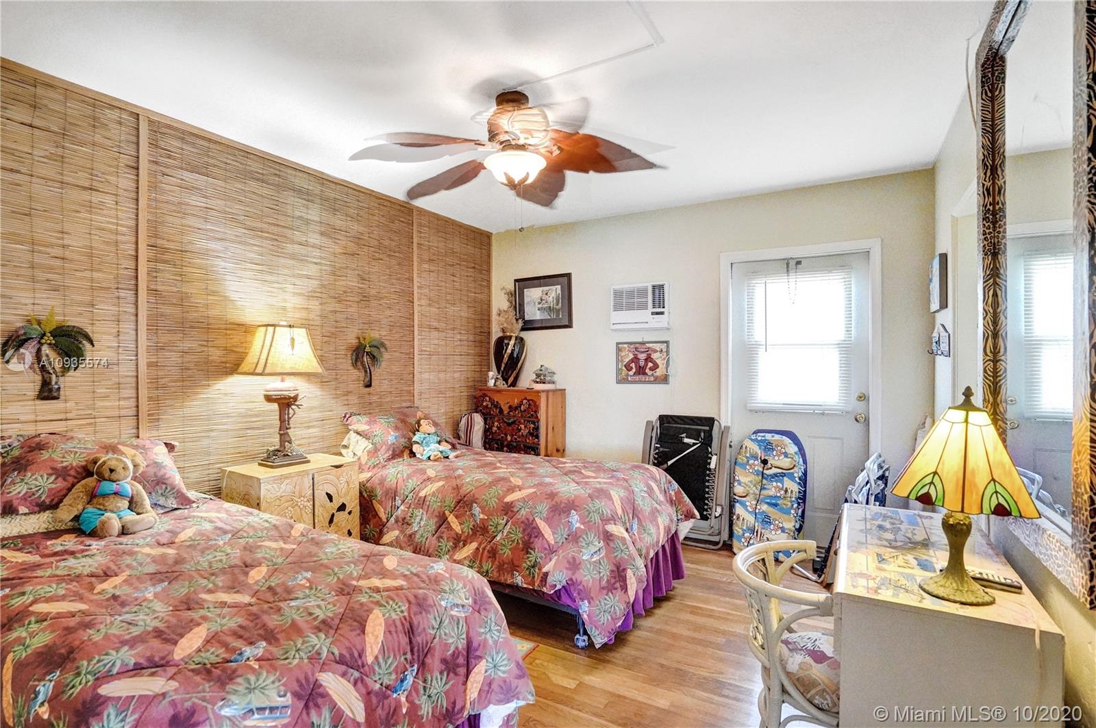 HOLLYWOOD BEACH - Residential Income