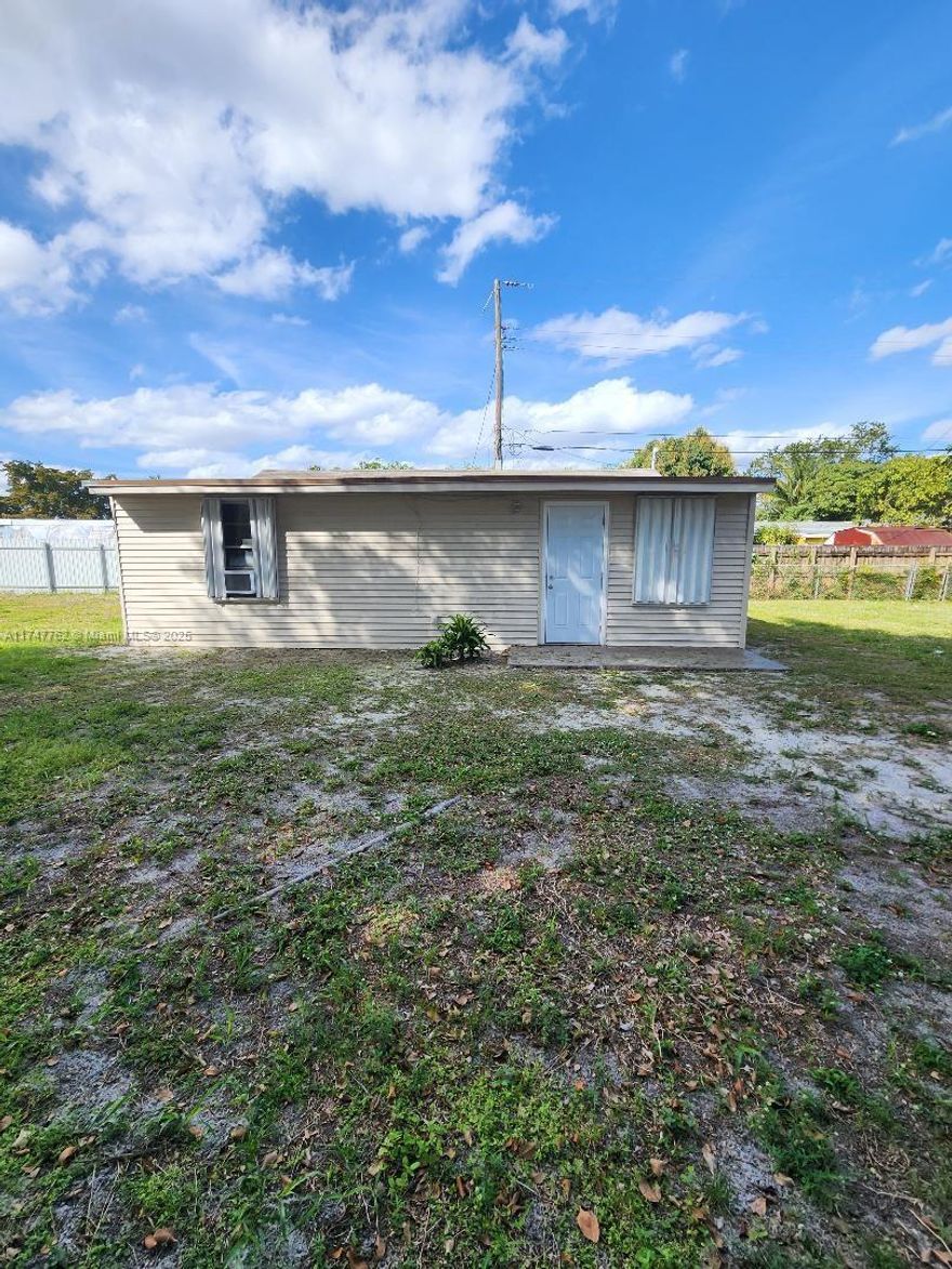 THIS CENTRALLY LOCATED HOME THAT SITS ON TWO LOTS, IS NEAR MAJOR HIGHWAYS, RESTAURANTS AND SHOPPING VENUES. THIS PROPERTY IS IDEAL FOR AN INVESTOR OR CONTRACTOR, LOT CAN BE DIVIDED TO BUILD TWO SINGLE FAMILY HOMES.