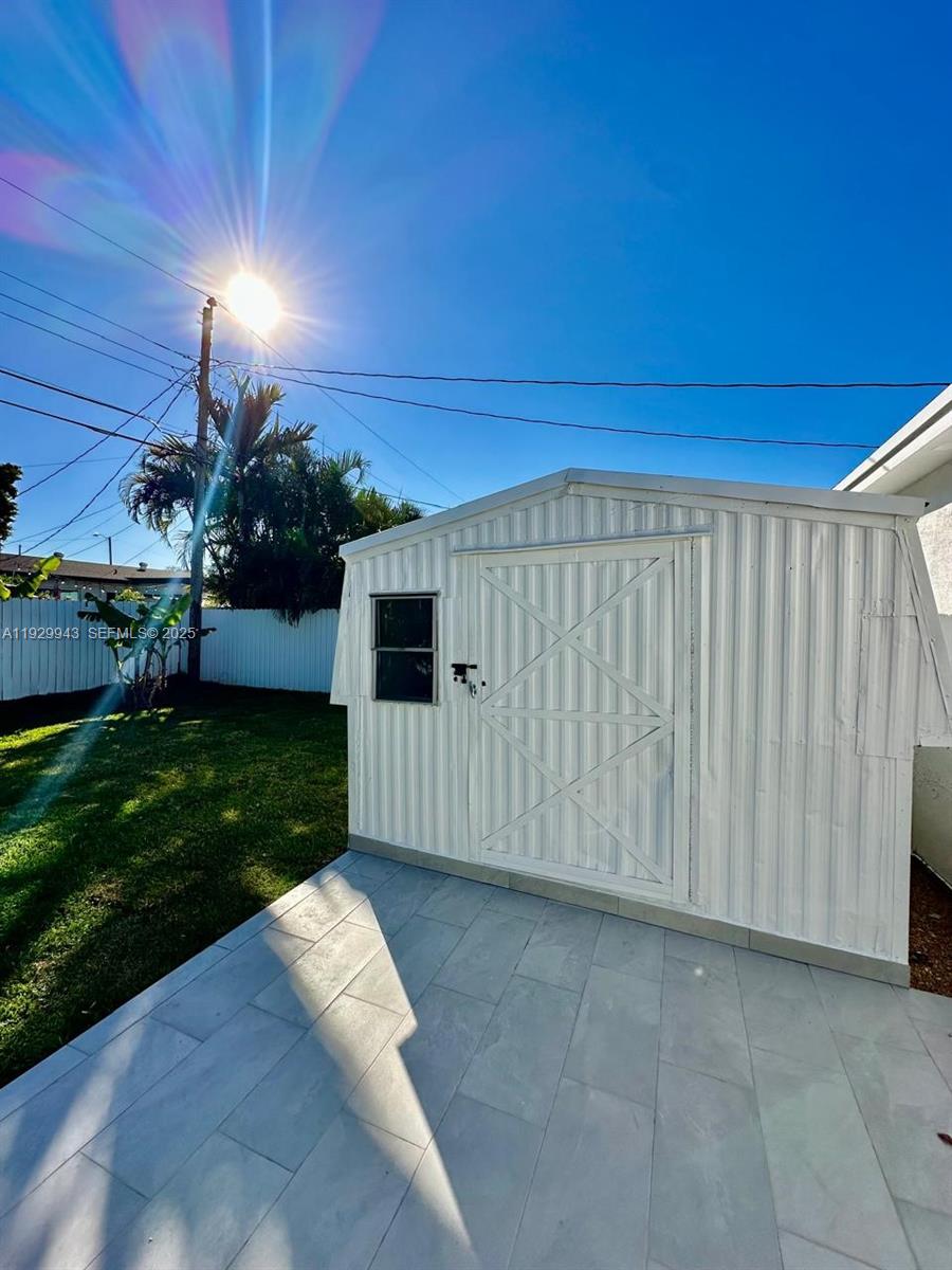 ACRES LAKE ESTATES - Residential Lease