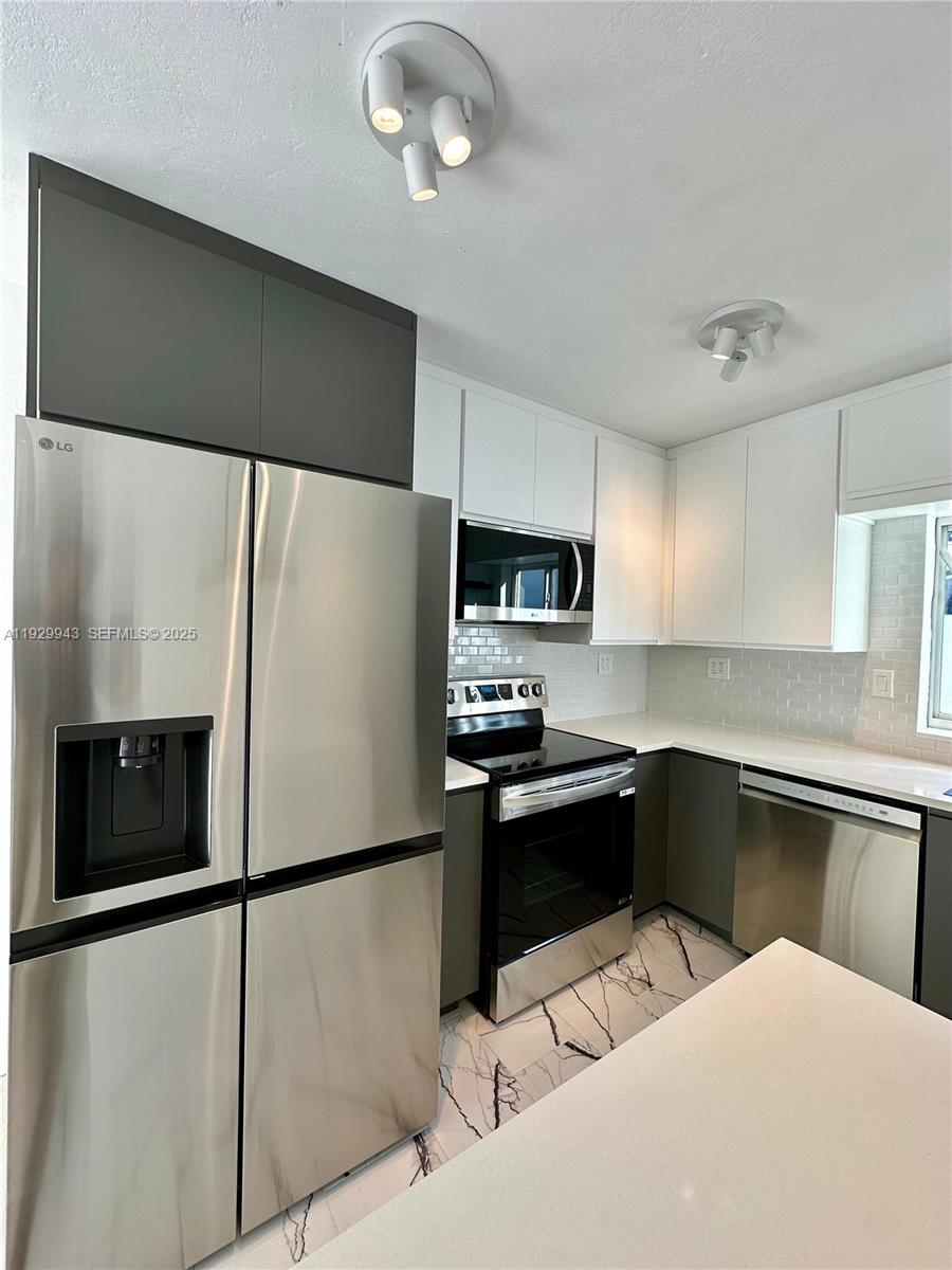 ACRES LAKE ESTATES - Residential Lease