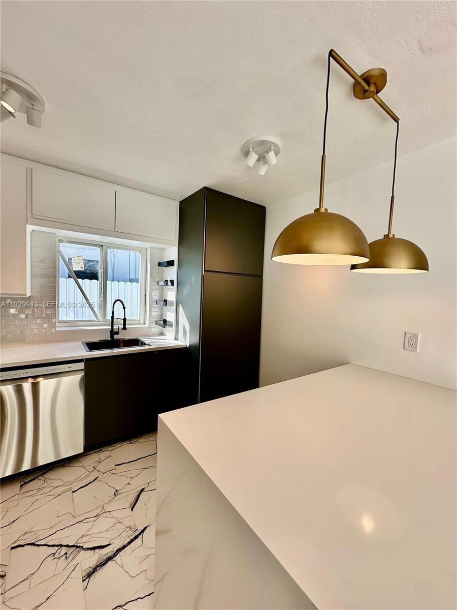 ACRES LAKE ESTATES - Residential Lease