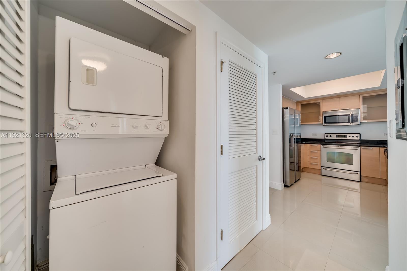 HOLLYWOOD STATION RES CON - Residential