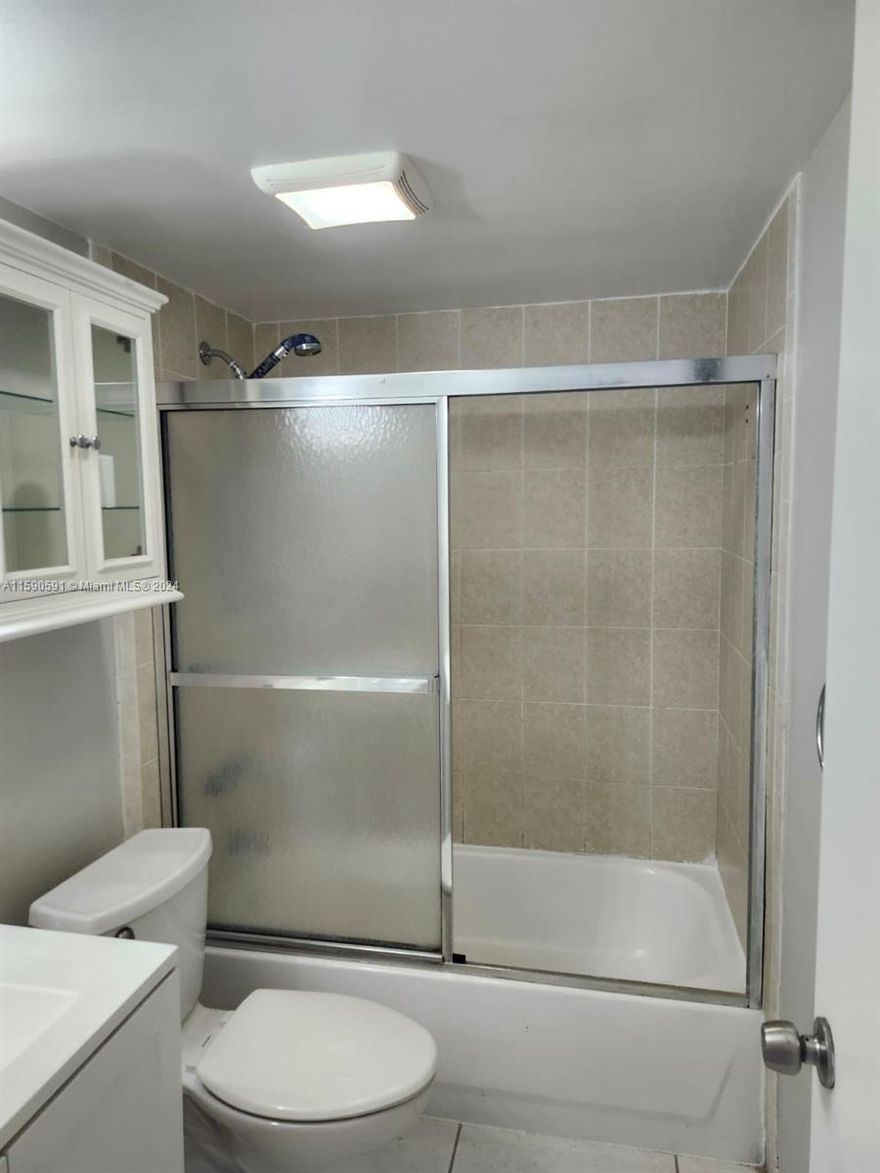 Gorgeous and freshly painted 1bed 1bath corner unit on 4th floor with assigned parking space. Beautiful Kitchen, Living/Dining Room, Spacious Bedroom, beautiful bathroom, and updated with Kitchen appliances. Also Laundry Room on the 4th Floor. Close to Shopping Centers, Stores, and Highways. Unit is current vacant and paid special assessment until December. HOA currently working on updating roof & amenities. Ok to Lease. Special Assessment of $104.88. Great for Investors and can rent immediately. Maint Incl: Building Exterior, Common Area, Elevator, Landscaping/Lawn maintenance and swimming pool. All Buildings are being updated. CASH Only for purchase.