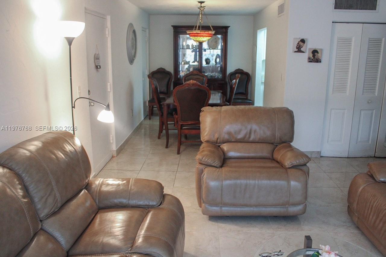 10818 N Kendall Dr R25