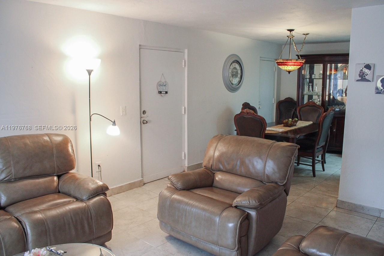 10818 N Kendall Dr R25