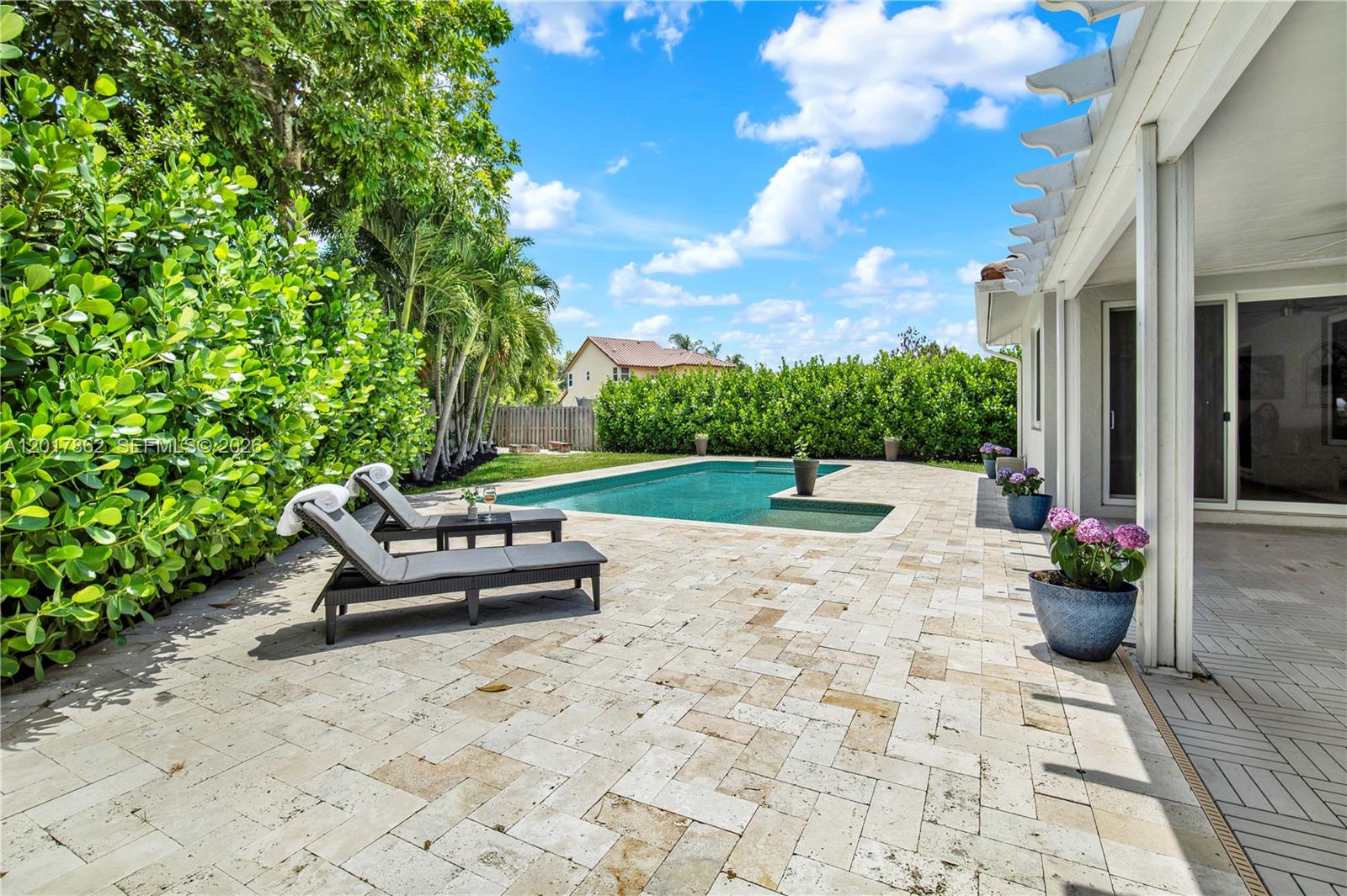 EMBASSY LAKES - Residential