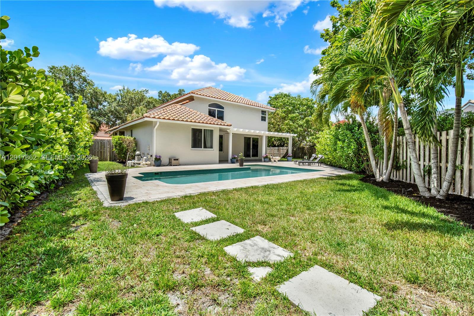 EMBASSY LAKES - Residential