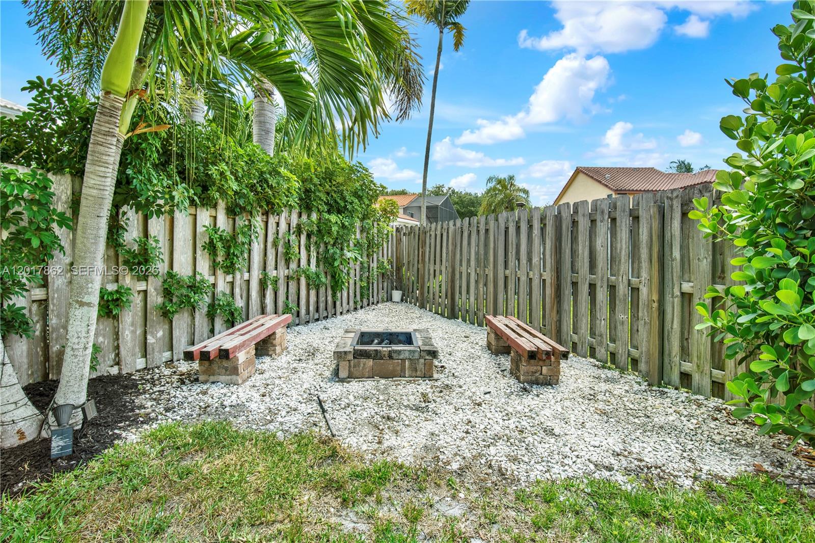 EMBASSY LAKES - Residential