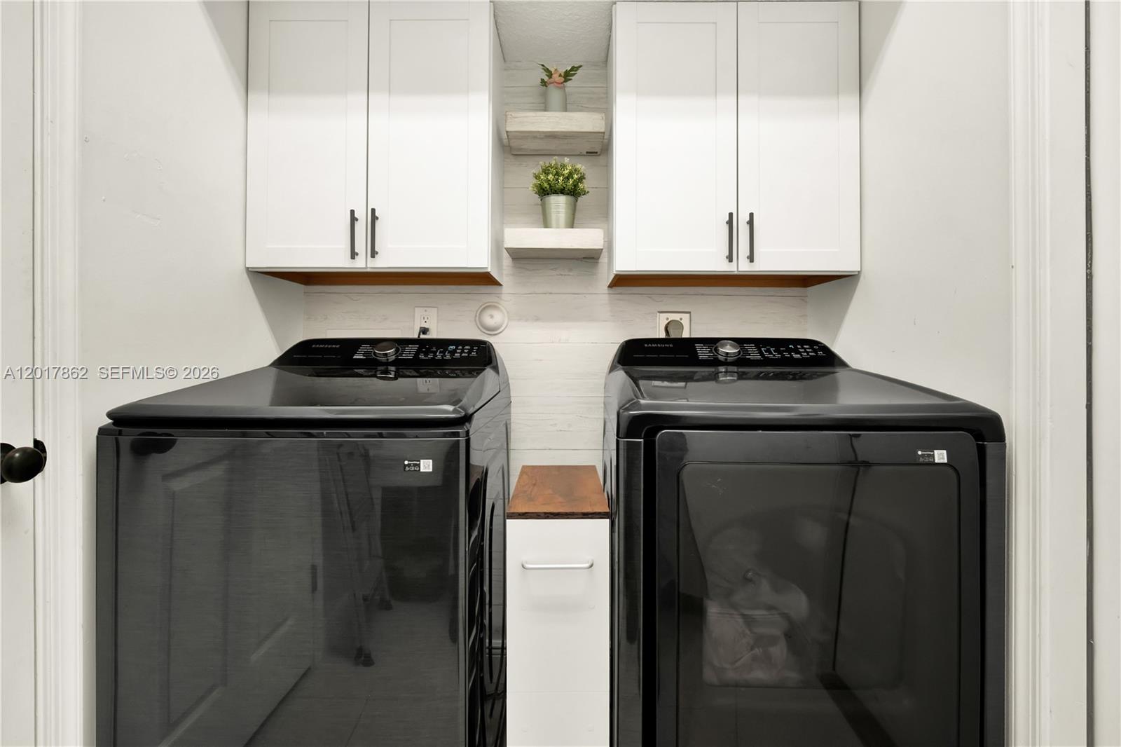EMBASSY LAKES - Residential