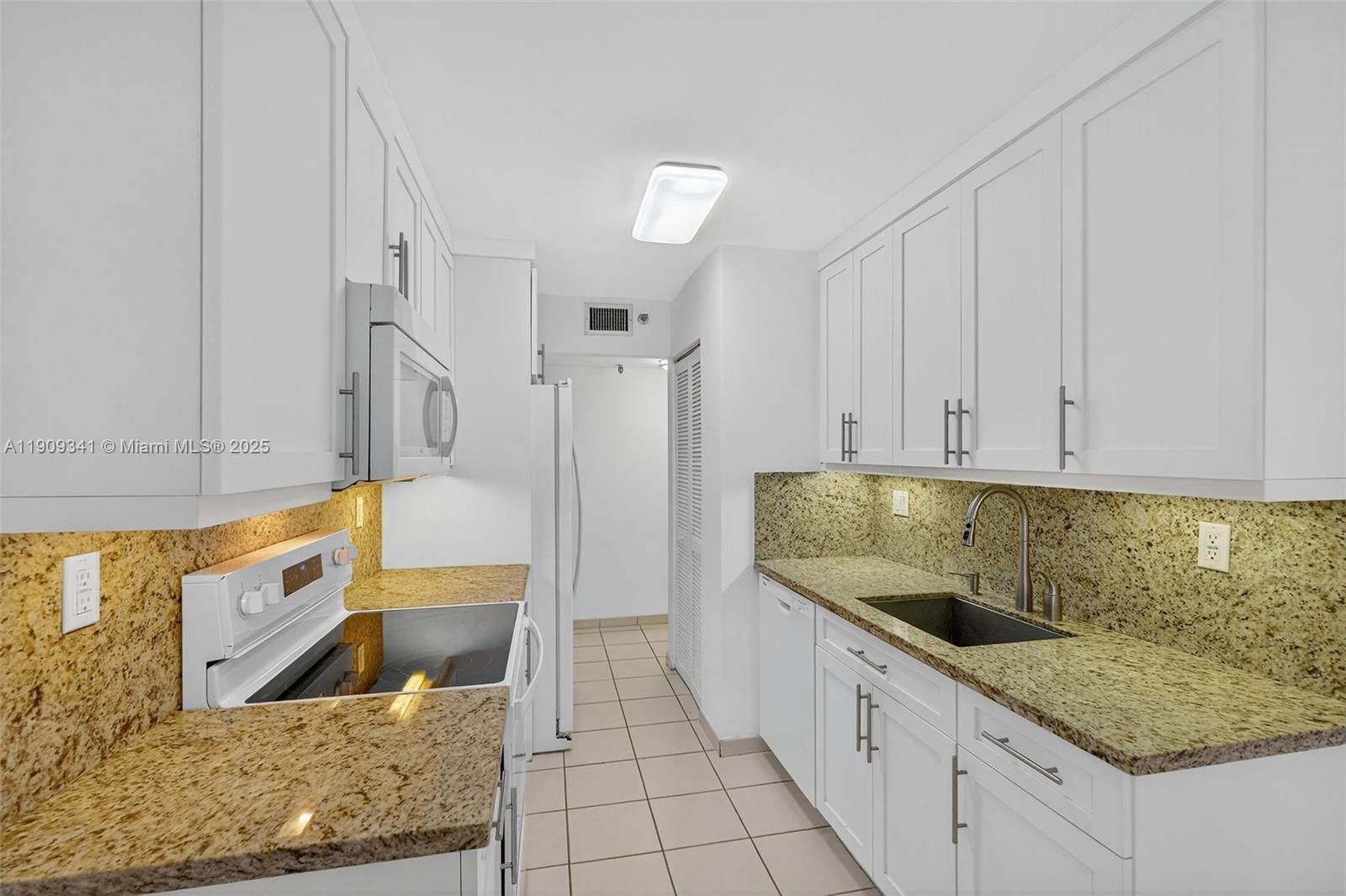 LE TRIANON CONDO - Residential Lease