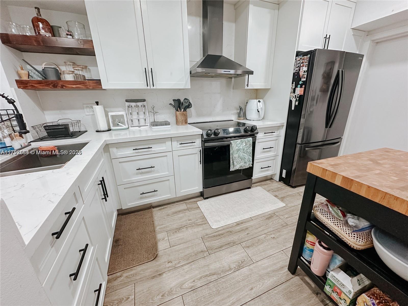 Rental Property at 11807 Sw 99th Ln, Miami, Broward County, Florida - Bedrooms: 2 
Bathrooms: 3  - $2,800 MO.