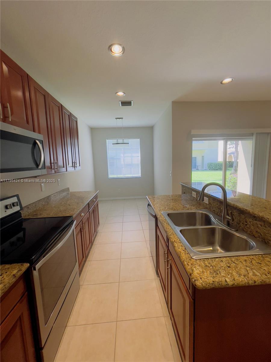 LEXINGTON LAKES - Residential